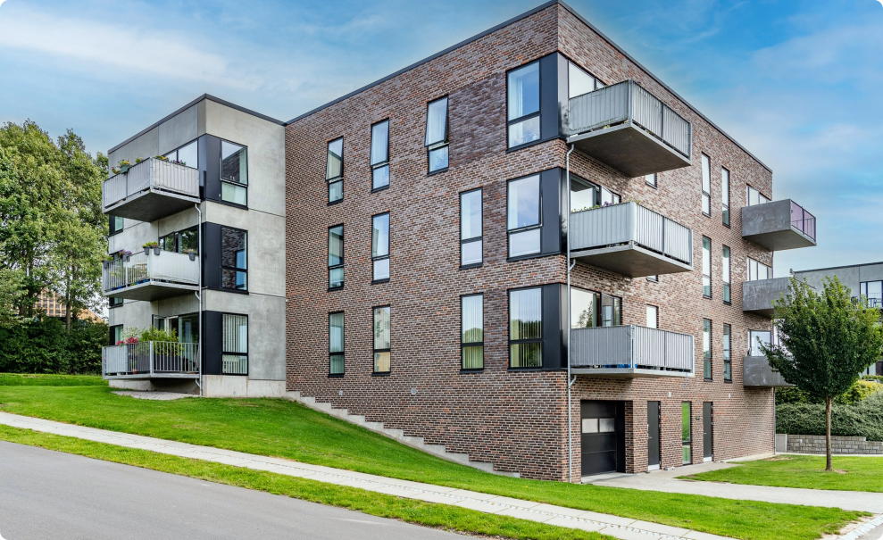 Billedet viser facaden på Albos bygninger på Kirkevej i Horsens