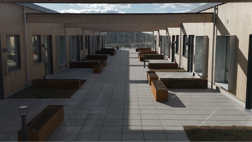 Billedet viser indgangene til boligerne i Nørrestrand i Horsens