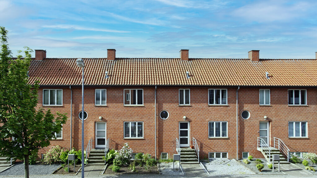 Billedet viser facaden på Albos rækkehuse i Horsens