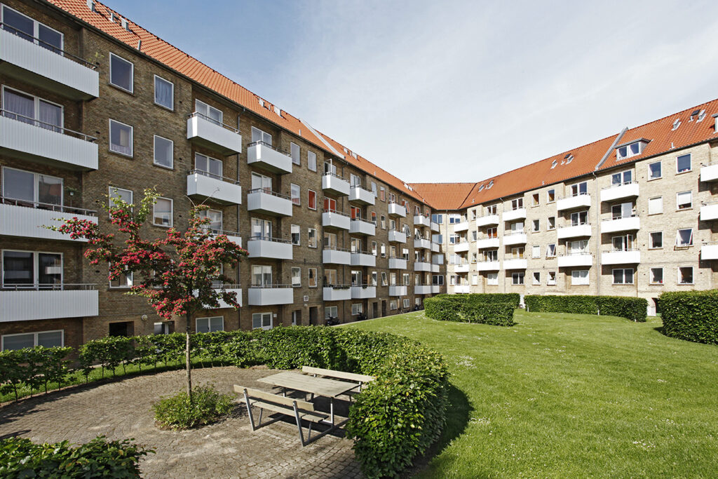 Billedet viser Sønderport almene boliger i Horsens og en græsplæne