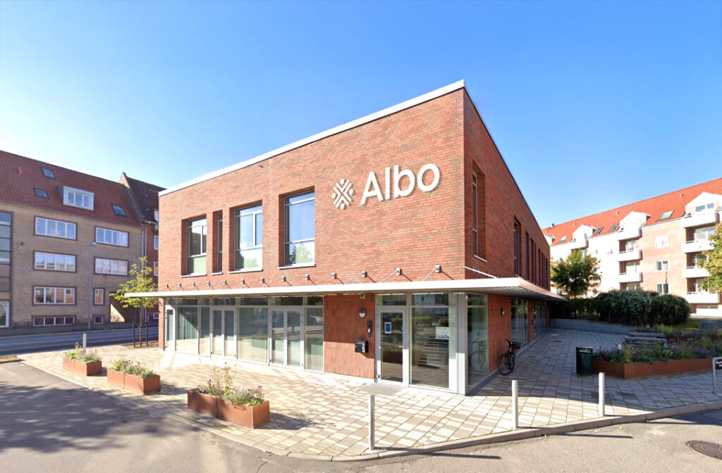 Billedet viser Albo administrationens facade