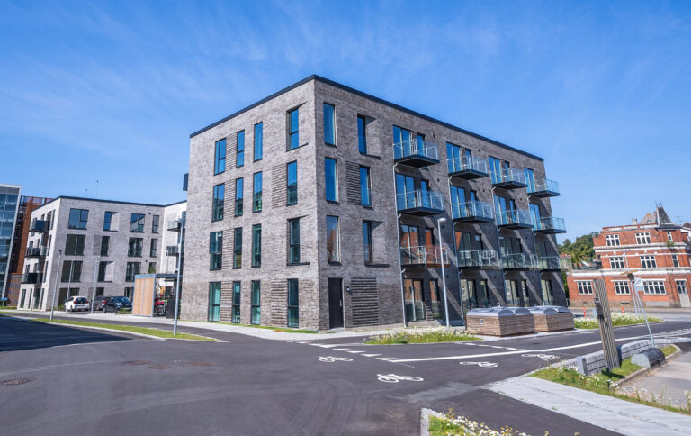 Billedet viser facaden på Albos bygninger på Honnørkajen i Horsens