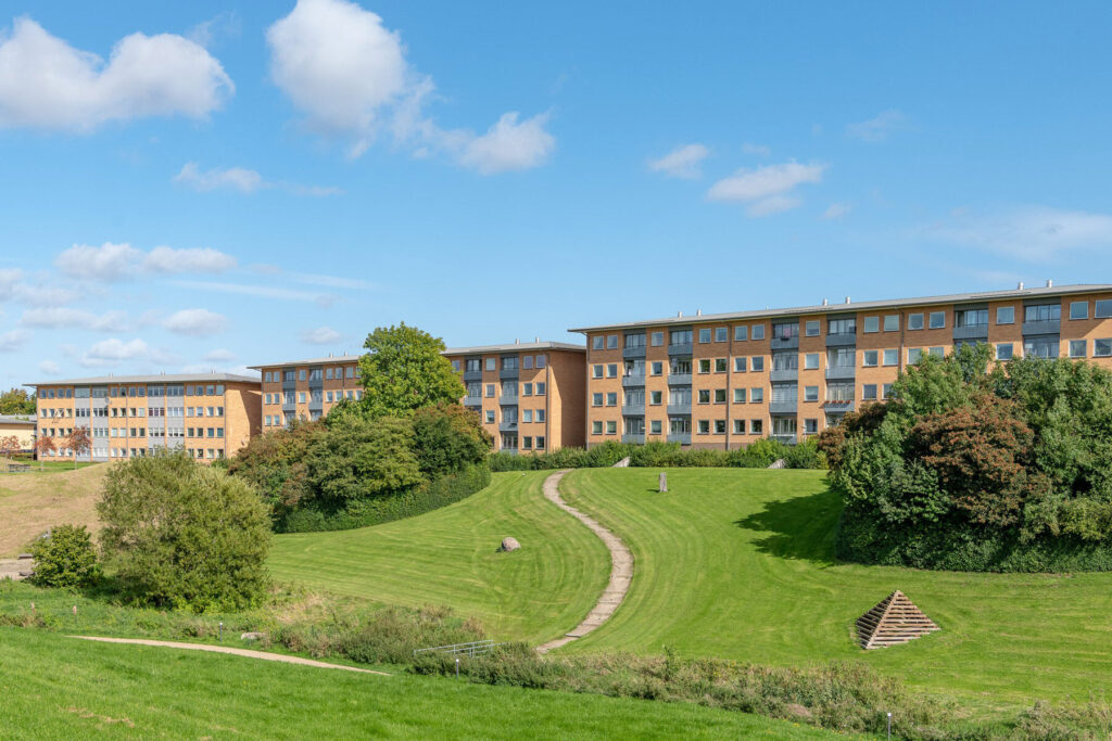 Billedet viser facaden på Albos bygninger på Hybenvej i Horsens