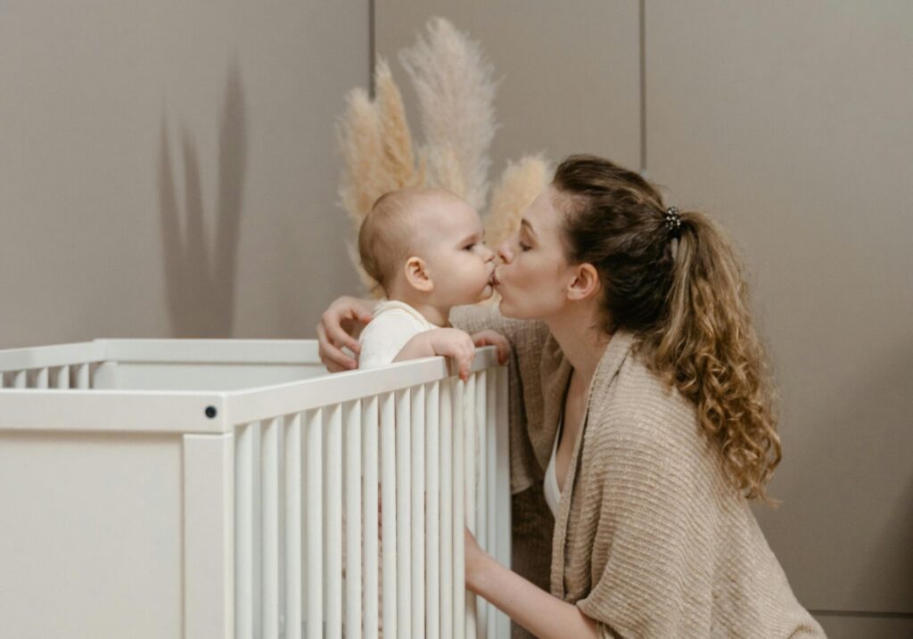 Billedet viser en mor og hendes barn på babyværelse