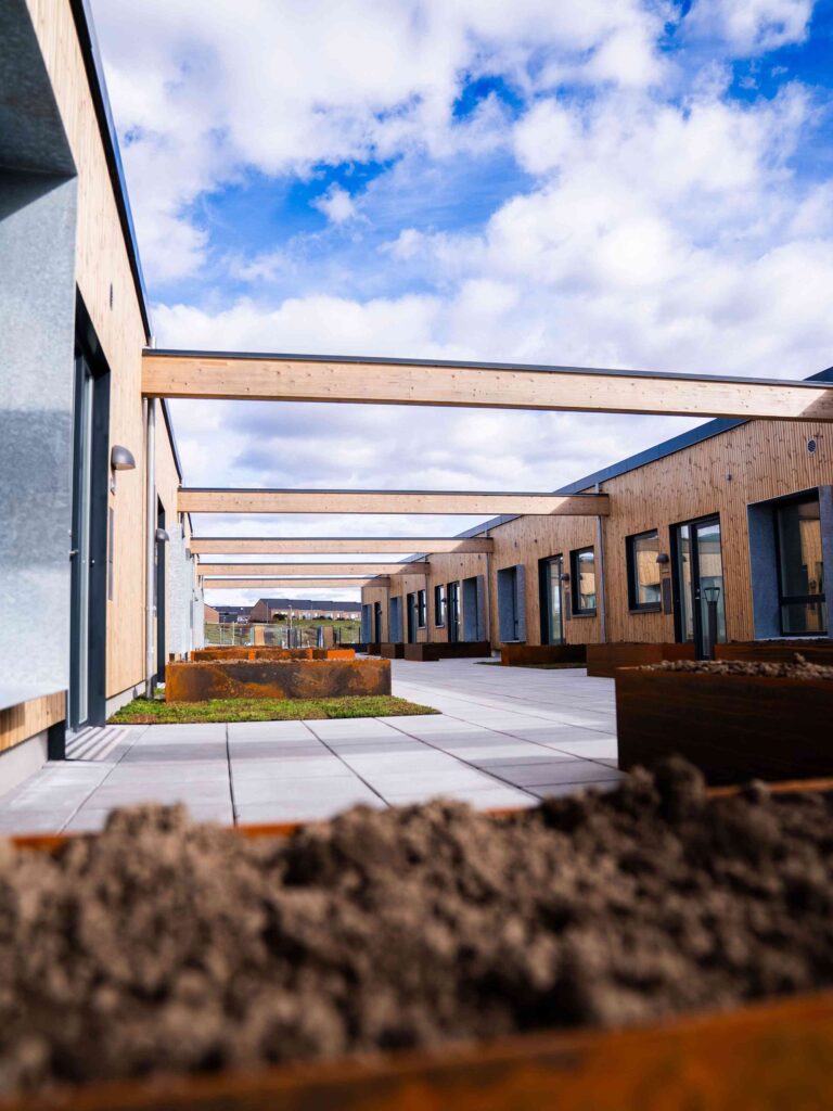 Billedet viser indgangene til boligerne i Nørrestrand i Horsens